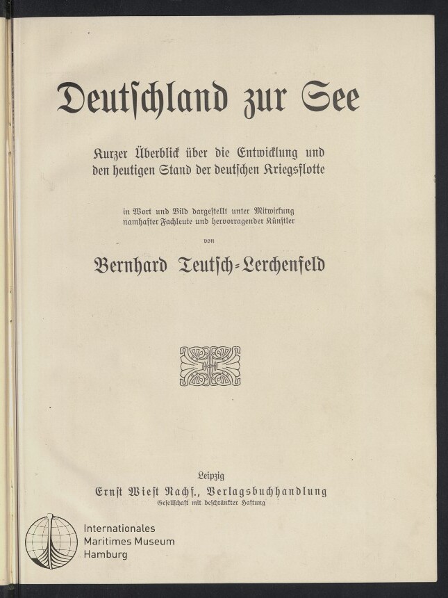 Titelblatt des Buches ‚Deutschland zur See‘ mit großem Fraktur-Titel, Untertitel ‚Kurzer Überblick über die Entwicklung und den heutigen Stand der deutschen Kriegsflotte‘, Autorenname Bernhard Teutsch-Lerchenfeld, ein kleines ornamentales Schmuckornament in der Mitte, Verlagsangabe unten und Stempel des Internationalen Maritimen Museums Hamburg links unten.