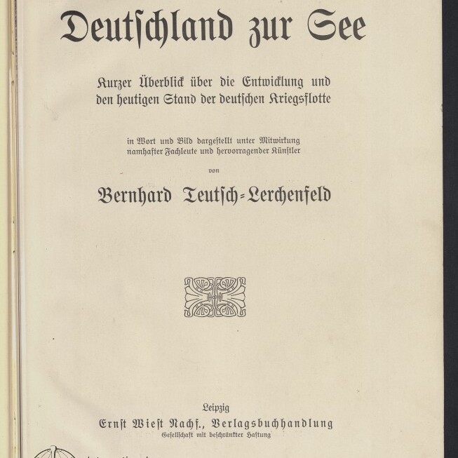 Titelblatt des Buches ‚Deutschland zur See‘ mit großem Fraktur-Titel, Untertitel ‚Kurzer Überblick über die Entwicklung und den heutigen Stand der deutschen Kriegsflotte‘, Autorenname Bernhard Teutsch-Lerchenfeld, ein kleines ornamentales Schmuckornament in der Mitte, Verlagsangabe unten und Stempel des Internationalen Maritimen Museums Hamburg links unten.