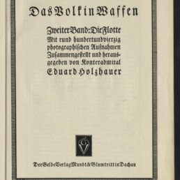 Titelblatt eines Buches in schwarzer Frakturschrift mit gerahmtem Layout, Überschrift Das Volk in Waffen, Untertitel Zweiter Band: Die Flotte, Hinweis auf rund hundertundvierzig photographische Aufnahmen, herausgegeben von Konteradmiral Eduard Holzhauer, mit Verlagssignet und der Verlagsangabe Der Gelbe Verlag Mundt & Blumtritt in Dachau sowie einem Museumsstempel unten links.