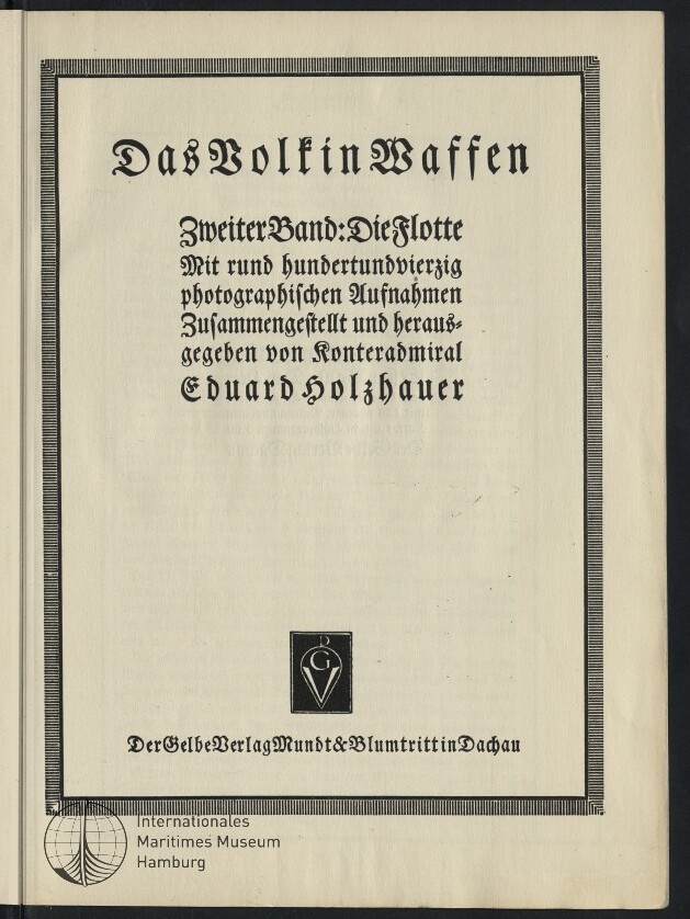Titelblatt eines Buches in schwarzer Frakturschrift mit gerahmtem Layout, Überschrift Das Volk in Waffen, Untertitel Zweiter Band: Die Flotte, Hinweis auf rund hundertundvierzig photographische Aufnahmen, herausgegeben von Konteradmiral Eduard Holzhauer, mit Verlagssignet und der Verlagsangabe Der Gelbe Verlag Mundt & Blumtritt in Dachau sowie einem Museumsstempel unten links.