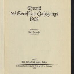 Titelseite einer 1928 erschienenen Chronik: »Chronik des Seeoffizier-Jahrgangs 1908«, bearbeitet von Karl Rupprecht, Band 1 »Zum Gedächtnis unserer Toten«, mit Verlagsangaben und Logo des Internationalen Maritimen Museums Hamburg.