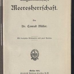 Titelblatt eines Buches mit gotischer Überschrift „Altgermanische Meeresherrschaft“, Autorangabe Dr. Conrad Müller, Verlagsangabe Gotha 1914, zentralem Wappenstempel, handschriftlichen Notizen oben und Museumslogo unten links.