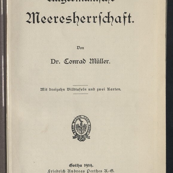 Titelblatt eines Buches mit gotischer Überschrift „Altgermanische Meeresherrschaft“, Autorangabe Dr. Conrad Müller, Verlagsangabe Gotha 1914, zentralem Wappenstempel, handschriftlichen Notizen oben und Museumslogo unten links.