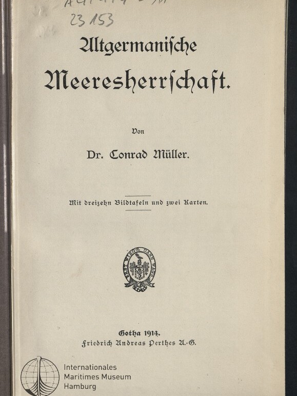 Titelblatt eines Buches mit gotischer Überschrift „Altgermanische Meeresherrschaft“, Autorangabe Dr. Conrad Müller, Verlagsangabe Gotha 1914, zentralem Wappenstempel, handschriftlichen Notizen oben und Museumslogo unten links.