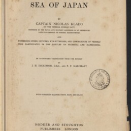 Vergilbtes Titelblatt eines Buchs mit großem Titel THE BATTLE OF THE SEA OF JAPAN, Verfasserangabe Captain Nicolas Klado, Herausgeberangabe Hodder and Stoughton London, handschriftlicher Vermerk oben, Rundstempel rechts und Logo des Internationalen Maritimen Museums Hamburg unten links sowie auffällige Stockflecken auf dem Papier.