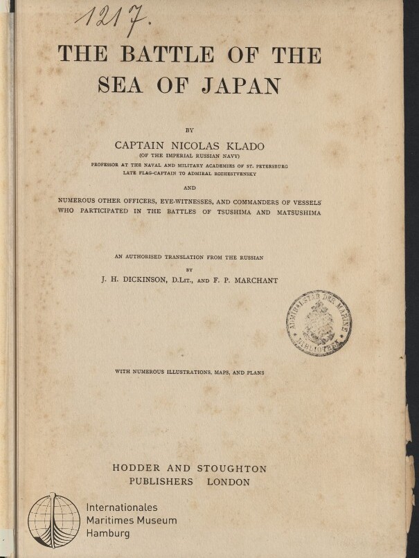Vergilbtes Titelblatt eines Buchs mit großem Titel THE BATTLE OF THE SEA OF JAPAN, Verfasserangabe Captain Nicolas Klado, Herausgeberangabe Hodder and Stoughton London, handschriftlicher Vermerk oben, Rundstempel rechts und Logo des Internationalen Maritimen Museums Hamburg unten links sowie auffällige Stockflecken auf dem Papier.