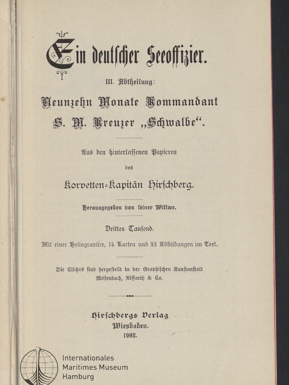Titelseite einer deutschen Buchausgabe (1902) mit schwarzer Frakturschrift ‚Ein deutscher Seeoffizier‘ und dem Untertitel ‚Neunzehn Monate Kommandant S. M. Kreuzer „Schwalbe“‘, Nennung des Verfassers Korvetten-Kapitän Hirschberg, Verlagsangaben am unteren Rand und Museumsstempel des Internationalen Maritimen Museums Hamburg links unten.