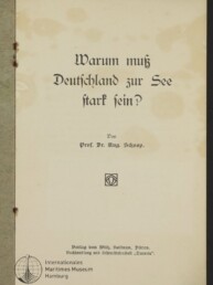 Titelblatt eines alten Hefts in gebrochener Frakturschrift mit dem Titel ‚Warum muß Deutschland zur See stark sein?‘, braune Altersflecken und Stempel des Internationalen Maritimen Museums Hamburg unten links.
