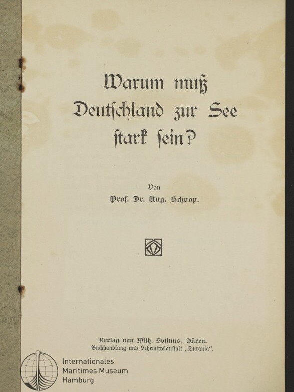 Titelblatt eines alten Hefts in gebrochener Frakturschrift mit dem Titel ‚Warum muß Deutschland zur See stark sein?‘, braune Altersflecken und Stempel des Internationalen Maritimen Museums Hamburg unten links.