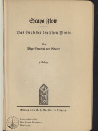 Titelseite eines Buches in Frakturschrift mit dem Titel „Scapa Flow“, dem Untertitel „Das Grab der deutschen Flotte“, dem Autor „Vize‑Admiral von Reuter“, der Angabe „5. Auflage“, einem kleinen Wappenmotiv, dem Verlagsnamen „Verlag von K. F. Koehler in Leipzig“ und einem Stempel des Internationalen Maritimen Museums Hamburg.