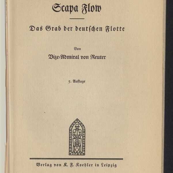 Titelseite eines Buches in Frakturschrift mit dem Titel „Scapa Flow“, dem Untertitel „Das Grab der deutschen Flotte“, dem Autor „Vize‑Admiral von Reuter“, der Angabe „5. Auflage“, einem kleinen Wappenmotiv, dem Verlagsnamen „Verlag von K. F. Koehler in Leipzig“ und einem Stempel des Internationalen Maritimen Museums Hamburg.