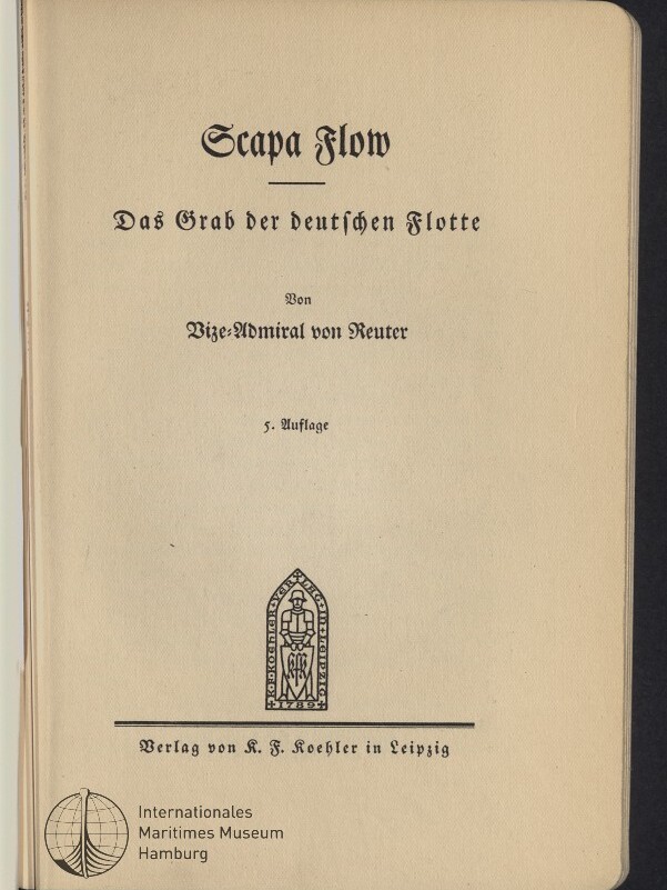 Titelseite eines Buches in Frakturschrift mit dem Titel „Scapa Flow“, dem Untertitel „Das Grab der deutschen Flotte“, dem Autor „Vize‑Admiral von Reuter“, der Angabe „5. Auflage“, einem kleinen Wappenmotiv, dem Verlagsnamen „Verlag von K. F. Koehler in Leipzig“ und einem Stempel des Internationalen Maritimen Museums Hamburg.