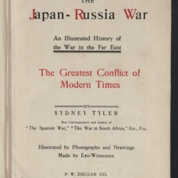 Titelblatt eines Buches mit großem Schriftzug 'The Japan‑Russia War', dem Untertitel 'An Illustrated History of the War in the Far East', roter Überschrift 'The Greatest Conflict of Modern Times', Autorennennung 'Sydney Tyler', Angaben zu Illustrationen und Verlag P. W. Ziegler Co., einem Stempel des Internationalen Maritimen Museums Hamburg und einer handschriftlichen Datumsnotiz oben.
