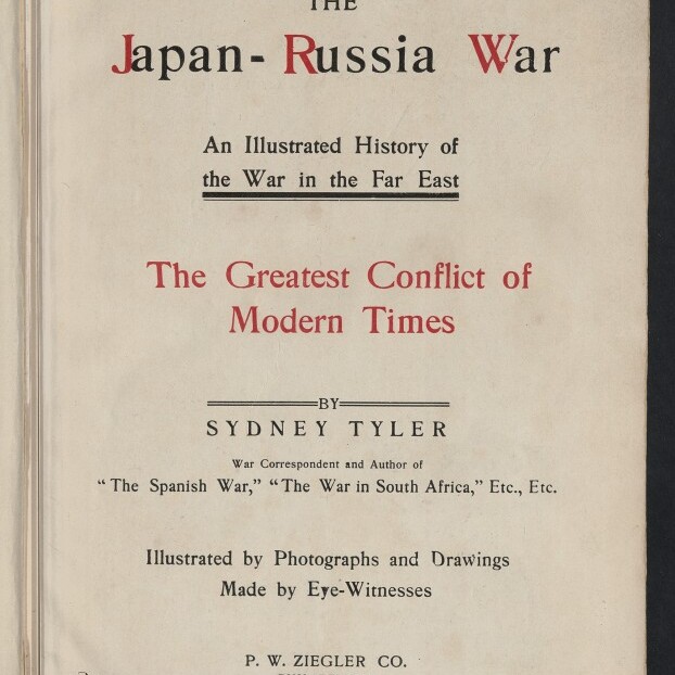 Titelblatt eines Buches mit großem Schriftzug 'The Japan‑Russia War', dem Untertitel 'An Illustrated History of the War in the Far East', roter Überschrift 'The Greatest Conflict of Modern Times', Autorennennung 'Sydney Tyler', Angaben zu Illustrationen und Verlag P. W. Ziegler Co., einem Stempel des Internationalen Maritimen Museums Hamburg und einer handschriftlichen Datumsnotiz oben.