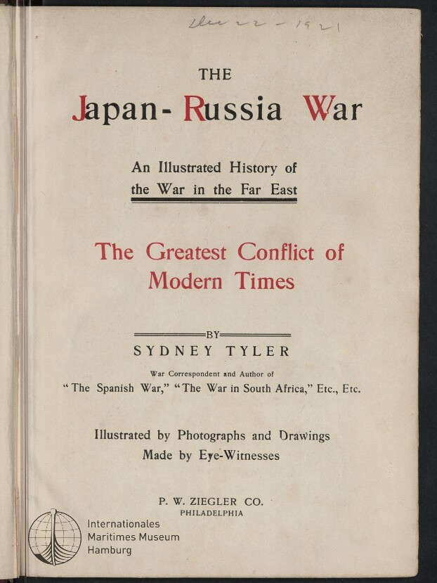Titelblatt eines Buches mit großem Schriftzug 'The Japan‑Russia War', dem Untertitel 'An Illustrated History of the War in the Far East', roter Überschrift 'The Greatest Conflict of Modern Times', Autorennennung 'Sydney Tyler', Angaben zu Illustrationen und Verlag P. W. Ziegler Co., einem Stempel des Internationalen Maritimen Museums Hamburg und einer handschriftlichen Datumsnotiz oben.