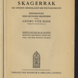 Titelseite eines Buches mit großer Überschrift „SKAGERRAK“, dem Untertitel „Die größte Seeschlacht der Weltgeschichte“, dem Hinweis „Erinnerungen eines deutschen Seeoffiziers“ und Autorangabe Georg von Hase, dazu Verlagsangaben „Verlegt bei Koehler & Amelang, Leipzig“, ein kleines Wappen sowie der Stempel des Internationalen Maritimen Museums Hamburg.
