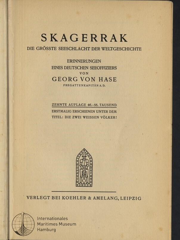 Titelseite eines Buches mit großer Überschrift „SKAGERRAK“, dem Untertitel „Die größte Seeschlacht der Weltgeschichte“, dem Hinweis „Erinnerungen eines deutschen Seeoffiziers“ und Autorangabe Georg von Hase, dazu Verlagsangaben „Verlegt bei Koehler & Amelang, Leipzig“, ein kleines Wappen sowie der Stempel des Internationalen Maritimen Museums Hamburg.