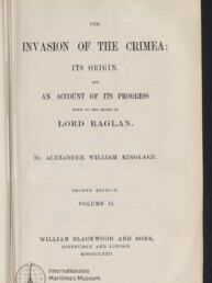 Titelseite eines Buches mit dem Titel ‚The Invasion of the Crimea: Its Origin, and an Account of Its Progress down to the Death of Lord Raglan‘ von Alexander William Kinglake; zweite Auflage, Band II, Verlag William Blackwood and Sons, Edinburgh und London, MDCCCLXIII, mit Stempel des Internationalen Maritimen Museums Hamburg unten links.