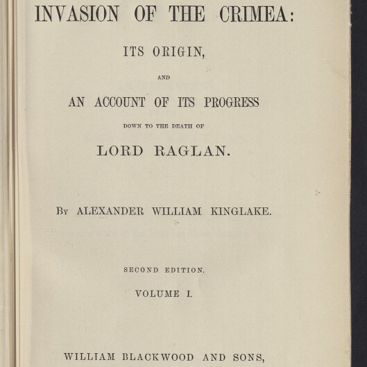 Titelblatt des Buches 'The Invasion of the Crimea' von Alexander William Kinglake (Second Edition, Volume I), mit Verlagsangabe William Blackwood and Sons und einem Stempel/Logo des Internationalen Maritimen Museums Hamburg unten links.