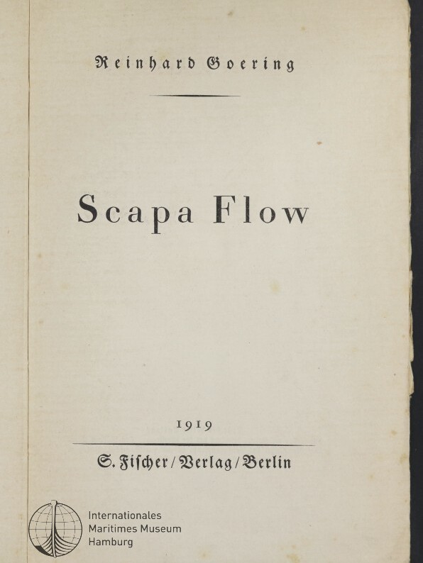Titelblatt: oben Autorenname ‚Reinhard Goering‘, in der Mitte großer Titel ‚Scapa Flow‘, darunter Jahresangabe ‚1919‘ und Verlagsangabe ‚S. Fischer Verlag / Berlin‘; unten links Stempel des Internationalen Maritimen Museums Hamburg.