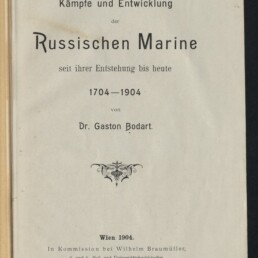 Titelseite eines deutschen Buchs: Titel „Kämpfe und Entwicklung der Russischen Marine seit ihrer Entstehung bis heute 1704–1904“, Autor Dr. Gaston Bodart, Wien 1904, mit dekorativem Ornament in der Mitte und Museum-Logo unten links.