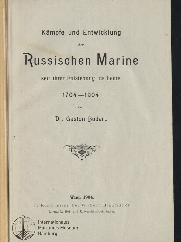 Titelseite eines deutschen Buchs: Titel „Kämpfe und Entwicklung der Russischen Marine seit ihrer Entstehung bis heute 1704–1904“, Autor Dr. Gaston Bodart, Wien 1904, mit dekorativem Ornament in der Mitte und Museum-Logo unten links.