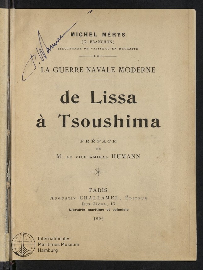 Titelseite eines französischen Buchs von 1906 mit dem Titel „La guerre navale moderne — de Lissa à Tsoushima“, Autor Michel Mérys, Vorwort von Vizeadmiral Humann; handschriftliche Signatur oben links und Stempel des Internationalen Maritimen Museums Hamburg unten links.