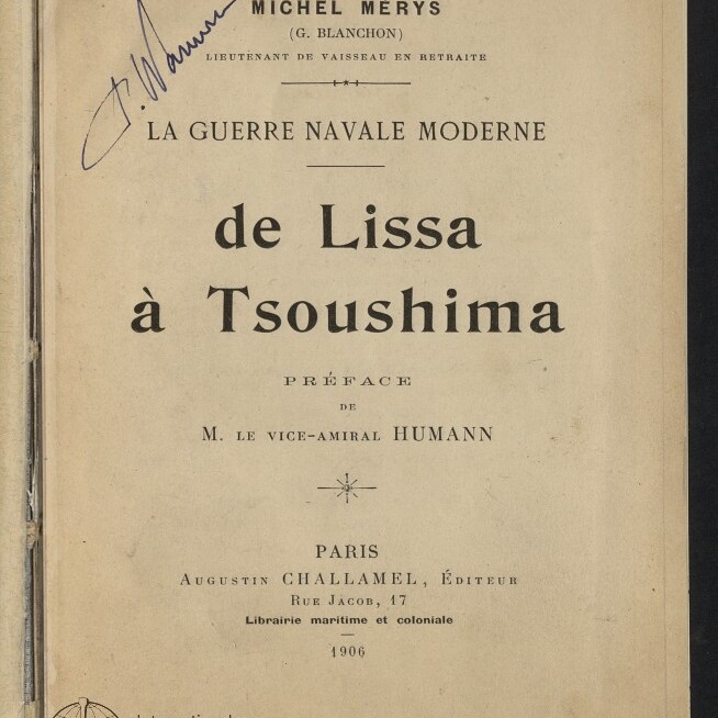 Titelseite eines französischen Buchs von 1906 mit dem Titel „La guerre navale moderne — de Lissa à Tsoushima“, Autor Michel Mérys, Vorwort von Vizeadmiral Humann; handschriftliche Signatur oben links und Stempel des Internationalen Maritimen Museums Hamburg unten links.