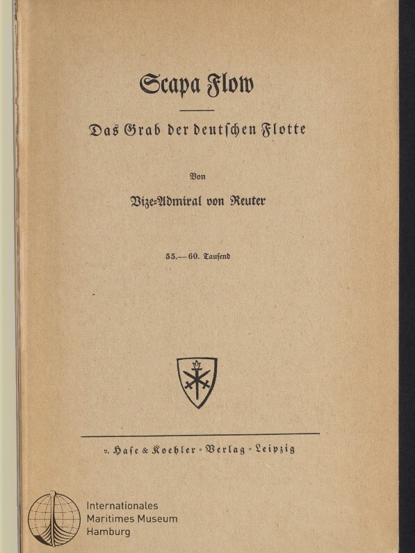 Titelseite eines Buchs mit der Überschrift „Scapa Flow – Das Grab der deutschen Flotte“, dem Namen des Autors „Vize-Admiral von Reuter“, einem kleinen Wappen in der Mitte, der Verlagsangabe „v. Hase & Koehler - Verlag Leipzig“ und einem Stempel des Internationalen Maritimen Museums Hamburg.