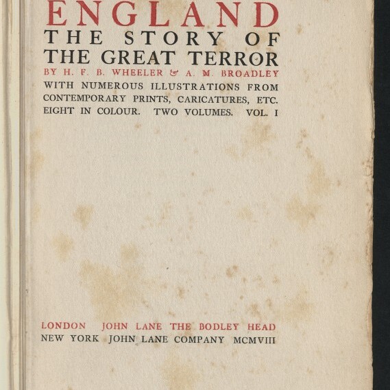 Gealterte Titelseite eines Buches mit großem Schriftzug NAPOLEON AND THE INVASION OF ENGLAND in roter und schwarzer Typografie, dem Untertitel THE STORY OF THE GREAT TERROR, Autoren- und Verlagsangaben auf geflecktem Papier und dem Stempel/Logo des Internationalen Maritimen Museums Hamburg unten links.