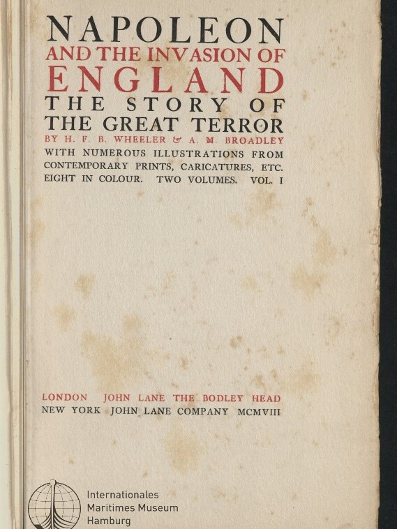 Gealterte Titelseite eines Buches mit großem Schriftzug NAPOLEON AND THE INVASION OF ENGLAND in roter und schwarzer Typografie, dem Untertitel THE STORY OF THE GREAT TERROR, Autoren- und Verlagsangaben auf geflecktem Papier und dem Stempel/Logo des Internationalen Maritimen Museums Hamburg unten links.