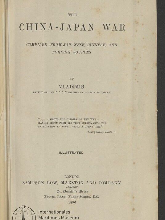 Titelblatt eines Buches mit großem Schriftzug THE CHINA-JAPAN WAR, dem Untertitel Compiled from Japanese, Chinese, and Foreign Sources, der Autorangabe Vladimir, Verlagsangabe Sampson Low, Marston and Company, London 1896, mit braunen Altersflecken und Stempel Internationales Maritimes Museum Hamburg unten links.