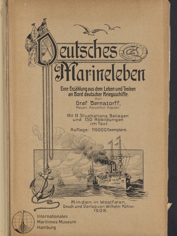 Titelblatt des 1908 erschienenen Buchs ‚Deutsches Marineleben‘ mit ornamentaler Schrift, gezeichneten Möwen und einem hängenden Anker mit Tau, einer Illustration dampfender Kriegsschiffe auf See sowie Autoren- und Verlagsangaben und dem Logo des Internationalen Maritimen Museums Hamburg.