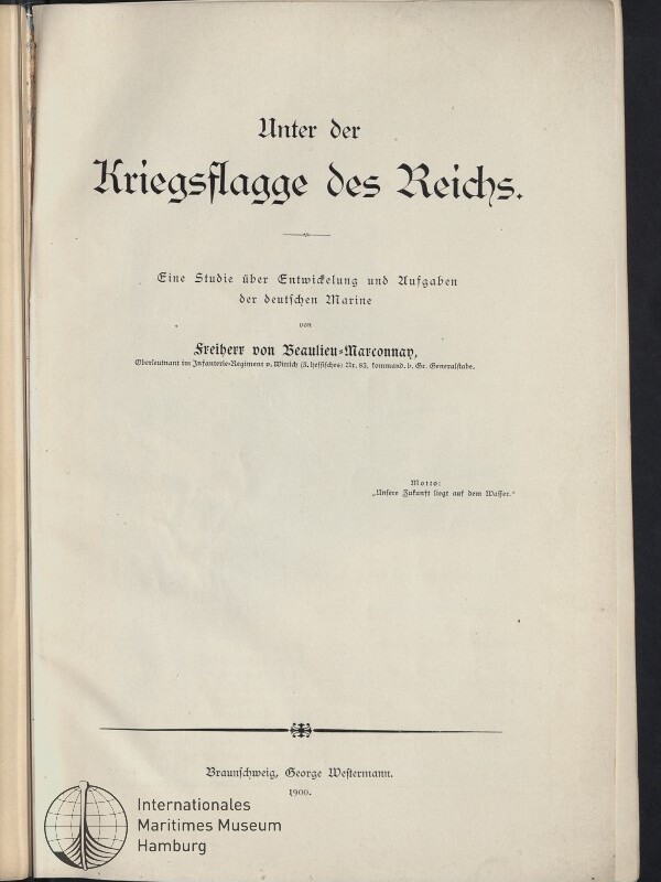 Zentriertes Titelblatt einer historischen deutschen Schrift mit großem Frakturtitel ‚Unter der Kriegsflagge des Reichs‘, dem Untertitel ‚Eine Studie über Entwickelung und Aufgaben der deutschen Marine‘, Autor‑ und Verlagsangaben (Braunschweig, George Westermann, 1900) sowie einem Museumsstempel unten links.