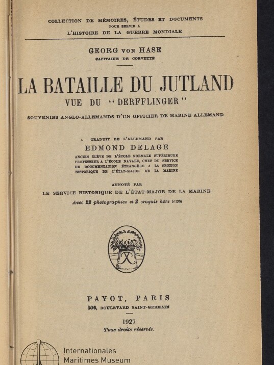 Titelblatt eines französischsprachigen Buchs mit großem Titel «La Bataille du Jutland vue du “Derfflinger”», Autor Georg von Hase oben, Angaben zum Übersetzer Edmond Delage, kleines rundes Verlagsemblem in der Mitte sowie Verlag Payot, Paris und Jahresangabe 1927 am unteren Rand; Stempel des Internationalen Maritimen Museums Hamburg links unten.