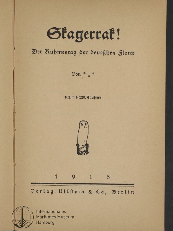 Titelblatt eines Buchs mit großem Frakturtitel „Stagerrat!“, der Unterzeile „Der Ruhmestag der deutschen Flotte“, der Autorenangabe „Von * * *“, der Auflagenangabe „101. bis 120. Tausend“, einer kleinen Eulen-Illustration in der Mitte, dem Jahr „1916“ und der Verlagsangabe „Verlag Ullstein & Co, Berlin“, unten links ein Stempel des Internationalen Maritimen Museums Hamburg.
