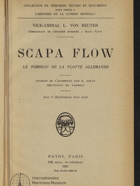 Titelblatt eines alten Buchs mit großem Titel „Scapa Flow“, Verfasser Vizeadmiral L. von Reuter, französischem Untertitel „Le tombeau de la flotte allemande“, Verlagsangabe Payot Paris 1929, dekorativem Emblem und Stempel des Internationalen Maritimen Museums Hamburg.