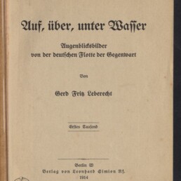 Titelblatt eines Buches auf vergilbtem Papier mit schwarzer Frakturschrift: Auf, über, unter Wasser — Untertitel „Augenblicksbilder von der deutschen Flotte der Gegenwart“, Autor Gerd Fritz Leberecht, Verlag Berlin 1914; Stempel/Logo des Internationalen Maritimen Museums Hamburg unten links.