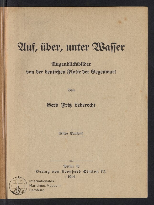 Titelblatt eines Buches auf vergilbtem Papier mit schwarzer Frakturschrift: Auf, über, unter Wasser — Untertitel „Augenblicksbilder von der deutschen Flotte der Gegenwart“, Autor Gerd Fritz Leberecht, Verlag Berlin 1914; Stempel/Logo des Internationalen Maritimen Museums Hamburg unten links.