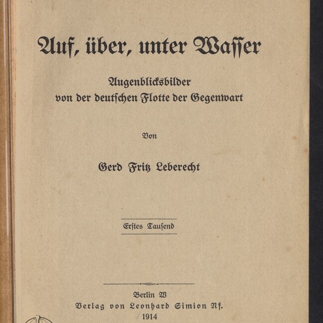 Titelblatt eines Buches auf vergilbtem Papier mit schwarzer Frakturschrift: Auf, über, unter Wasser — Untertitel „Augenblicksbilder von der deutschen Flotte der Gegenwart“, Autor Gerd Fritz Leberecht, Verlag Berlin 1914; Stempel/Logo des Internationalen Maritimen Museums Hamburg unten links.