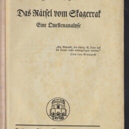 Titelblatt eines vergilbten, gefleckten Buches in Frakturschrift: oben der Name J. Winkelhagen, der große Titel ‚Das Rätsel vom Stagerrat‘ mit dem Untertitel ‚Eine Quellenanalyse‘, ein Zitat von Otto von Bismarck, ein Verlagsvermerk ‚Verlag von Theodor Weicher in Leipzig 1925‘, ein Rundsiegel und Logos des Internationalen Maritimen Museums Hamburg sowie eine kleine Handschrift ‚2017‘ oben links.