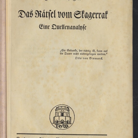 Titelblatt eines vergilbten, gefleckten Buches in Frakturschrift: oben der Name J. Winkelhagen, der große Titel ‚Das Rätsel vom Stagerrat‘ mit dem Untertitel ‚Eine Quellenanalyse‘, ein Zitat von Otto von Bismarck, ein Verlagsvermerk ‚Verlag von Theodor Weicher in Leipzig 1925‘, ein Rundsiegel und Logos des Internationalen Maritimen Museums Hamburg sowie eine kleine Handschrift ‚2017‘ oben links.