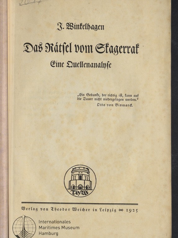 Titelblatt eines vergilbten, gefleckten Buches in Frakturschrift: oben der Name J. Winkelhagen, der große Titel ‚Das Rätsel vom Stagerrat‘ mit dem Untertitel ‚Eine Quellenanalyse‘, ein Zitat von Otto von Bismarck, ein Verlagsvermerk ‚Verlag von Theodor Weicher in Leipzig 1925‘, ein Rundsiegel und Logos des Internationalen Maritimen Museums Hamburg sowie eine kleine Handschrift ‚2017‘ oben links.