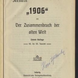 Titelblatt eines alten Buchs in schwarzer gebrochener Schrift mit der Überschrift Seestern „1906“ und dem Titel Der Zusammenbruch der alten Welt, Angaben zur Zehnten Auflage (46. bis 50. Tausend), diagonale blaue Handschriftssignatur, Verlagsangabe Leipzig Dieterich’sche Verlagsbuchhandlung und Museumsstempel des Internationalen Maritimen Museums Hamburg in der linken unteren Ecke.