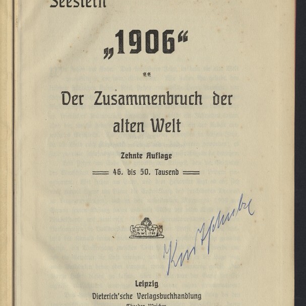 Titelblatt eines alten Buchs in schwarzer gebrochener Schrift mit der Überschrift Seestern „1906“ und dem Titel Der Zusammenbruch der alten Welt, Angaben zur Zehnten Auflage (46. bis 50. Tausend), diagonale blaue Handschriftssignatur, Verlagsangabe Leipzig Dieterich’sche Verlagsbuchhandlung und Museumsstempel des Internationalen Maritimen Museums Hamburg in der linken unteren Ecke.