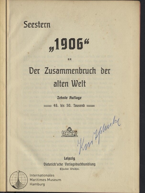Titelblatt eines alten Buchs in schwarzer gebrochener Schrift mit der Überschrift Seestern „1906“ und dem Titel Der Zusammenbruch der alten Welt, Angaben zur Zehnten Auflage (46. bis 50. Tausend), diagonale blaue Handschriftssignatur, Verlagsangabe Leipzig Dieterich’sche Verlagsbuchhandlung und Museumsstempel des Internationalen Maritimen Museums Hamburg in der linken unteren Ecke.