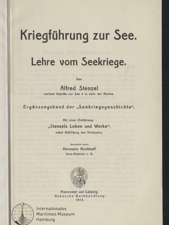 Titelseite eines Buches mit großem zentriertem Titel Kriegführung zur See. Lehre vom Seekriege, dem Autor Alfred Stenzel, Verlagsangaben Hannover und Leipzig Hahnsche Buchhandlung 1913, einem kleinen Verlagswappen und dem Stempel des Internationalen Maritimen Museums Hamburg.