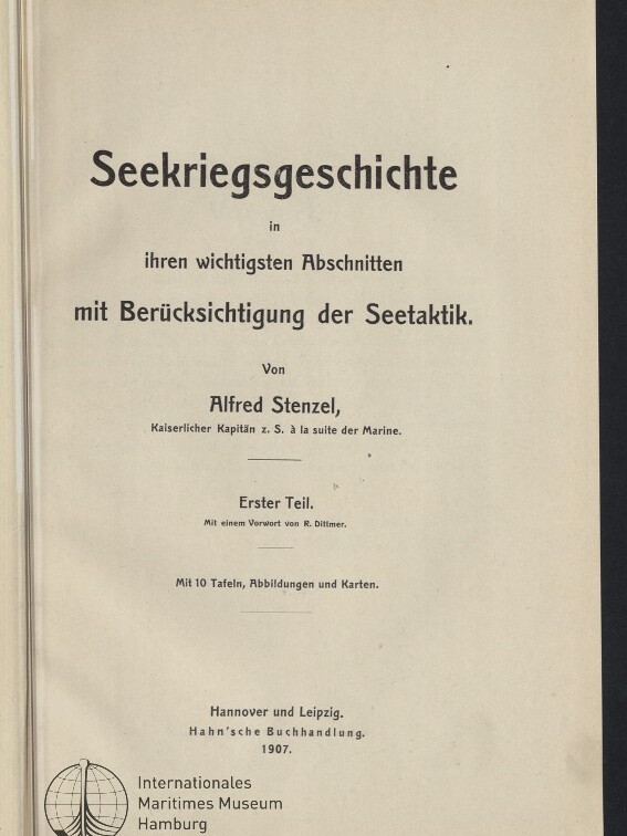 Titelblatt eines deutschen Fachbuchs von 1907 mit großer Überschrift „Seekriegsgeschichte in ihren wichtigsten Abschnitten mit Berücksichtigung der Seetaktik“, Autorenangabe Alfred Stenzel, Verlagsangaben Hannover und Leipzig (Hahn'sche Buchhandlung) sowie Stempel/Logo des Internationalen Maritimen Museums Hamburg.