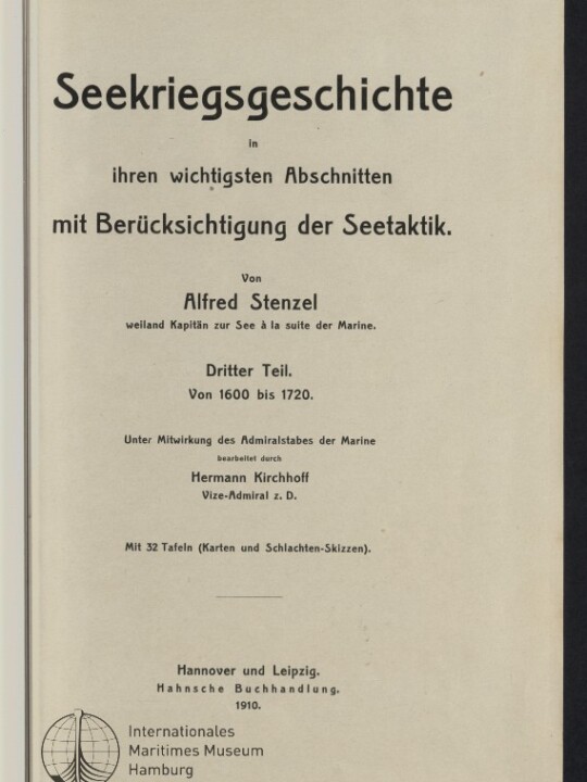 Titelblatt des 1910 erschienenen Buchs ‚Seekriegsgeschichte in ihren wichtigsten Abschnitten mit Berücksichtigung der Seetaktik‘ von Alfred Stenzel, Dritter Teil (1600–1720), mit Herausgeber- und Verlagsangaben sowie Stempel/Logo des Internationalen Maritimen Museums Hamburg