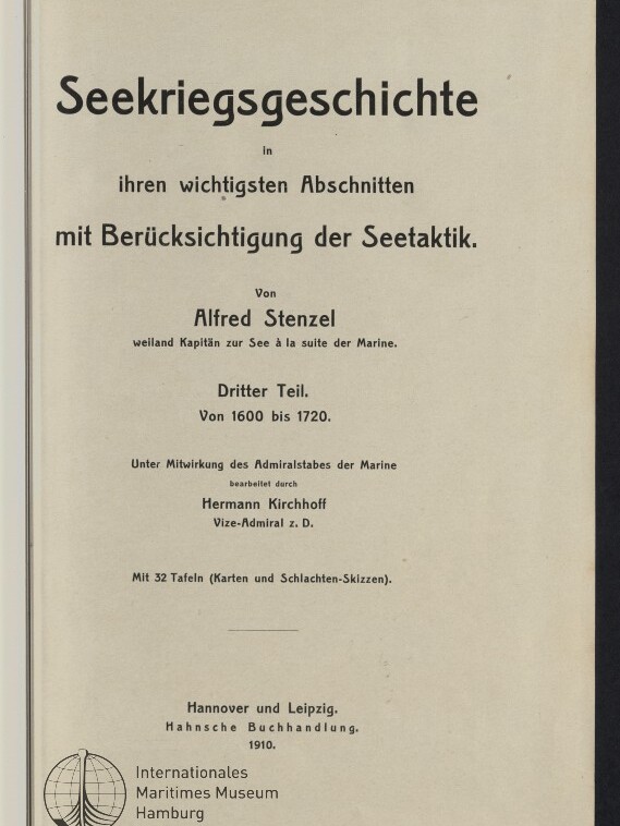 Titelblatt des 1910 erschienenen Buchs ‚Seekriegsgeschichte in ihren wichtigsten Abschnitten mit Berücksichtigung der Seetaktik‘ von Alfred Stenzel, Dritter Teil (1600–1720), mit Herausgeber- und Verlagsangaben sowie Stempel/Logo des Internationalen Maritimen Museums Hamburg